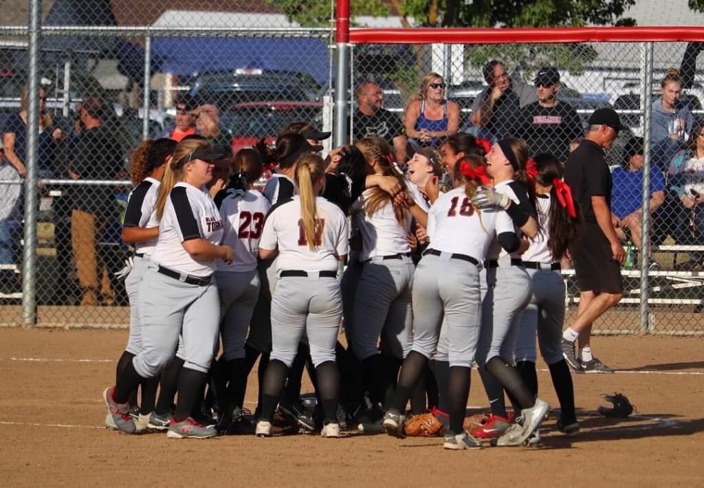 North Medford advances to the OSAA State...